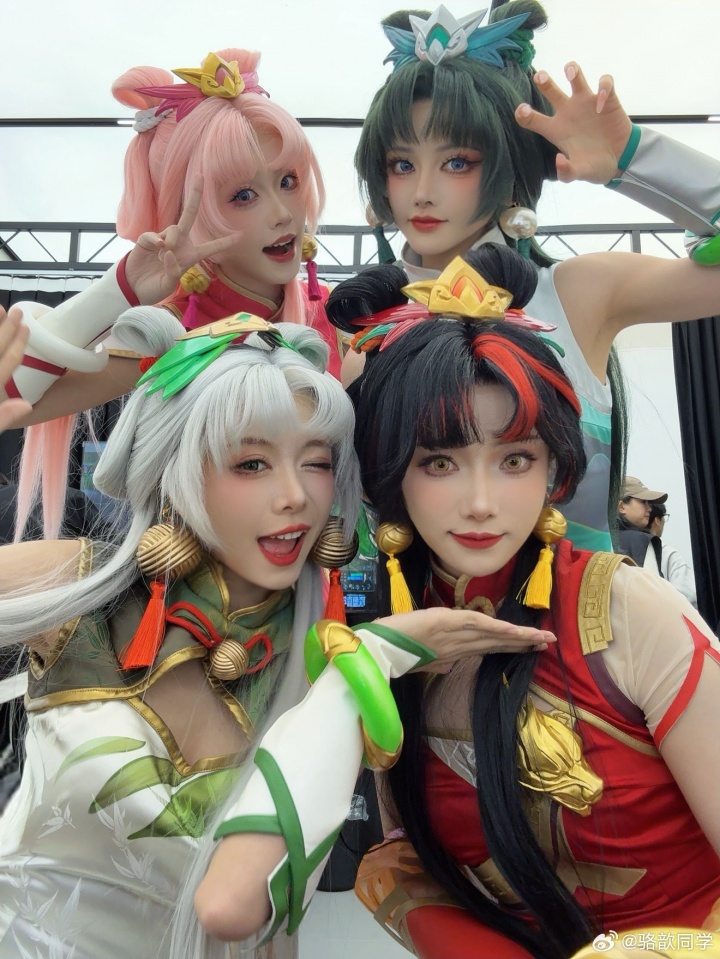 主持骆歆更博晒拉克丝新皮肤Cos照:和我的三个臻彩 组成豪华臻彩礼包!!!